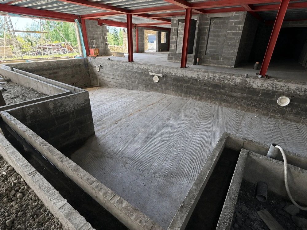 Swimming Pool and Leisure Lounge